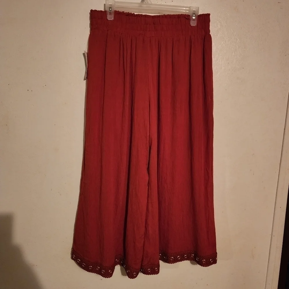 New Directions Wide Leg Boho Capris Gold Accents -Rust Size L NWT